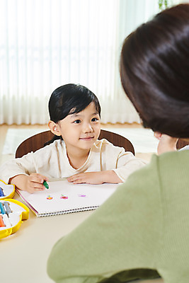 포토 JPG 여자 딸 어린이 비즈니스 가족 모녀 엄마 실내 미술 미소 사람 앉기 상반신 성인 두명 앞모습 뒷모습 30대 화목 한국인 육아 가족라이프 업무 직장인 스케치북 크레파스 재택근무 여자만 델타변이바이러스 싱글맘 한부모가족 국내포토 직업 라이프스타일 뷰포인트 컨셉 관계 모션 문화예술 학용품 표정 동양인 내부 장년 작업 바이러스 파일형식