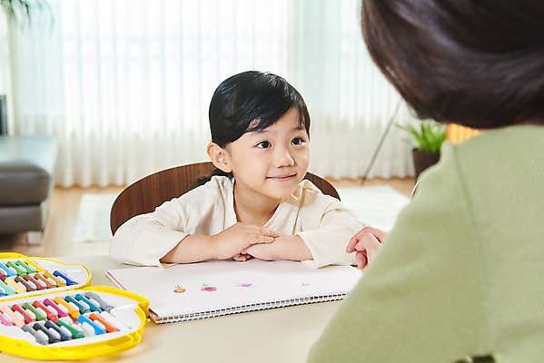 포토 JPG 응시 여자 딸 어린이 비즈니스 가족 모녀 엄마 실내 미술 미소 사람 앉기 상반신 성인 두명 앞모습 뒷모습 30대 화목 한국인 육아 가족라이프 업무 직장인 스케치북 크레파스 재택근무 여자만 델타변이바이러스 싱글맘 한부모가족 국내포토 직업 라이프스타일 시선 뷰포인트 컨셉 관계 모션 문화예술 학용품 표정 동양인 내부 장년 작업 바이러스 파일형식