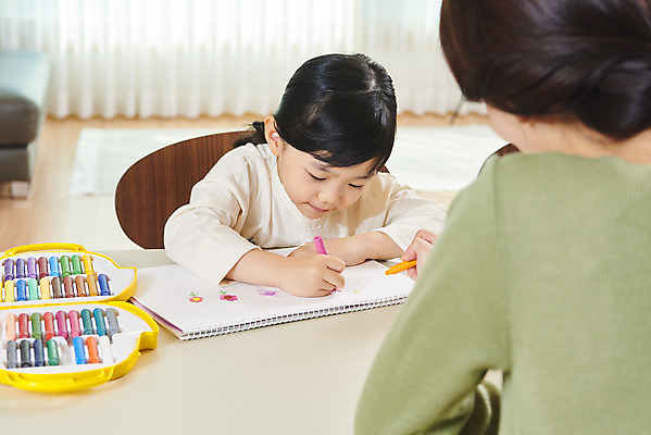 포토 JPG 여자 딸 어린이 비즈니스 가족 모녀 엄마 실내 미술 사람 앉기 상반신 성인 두명 앞모습 뒷모습 30대 화목 한국인 육아 잡기 가족라이프 업무 직장인 그리기 스케치북 크레파스 재택근무 여자만 델타변이바이러스 싱글맘 한부모가족 국내포토 직업 라이프스타일 뷰포인트 컨셉 관계 모션 문화예술 학용품 동양인 내부 장년 작업 바이러스 파일형식