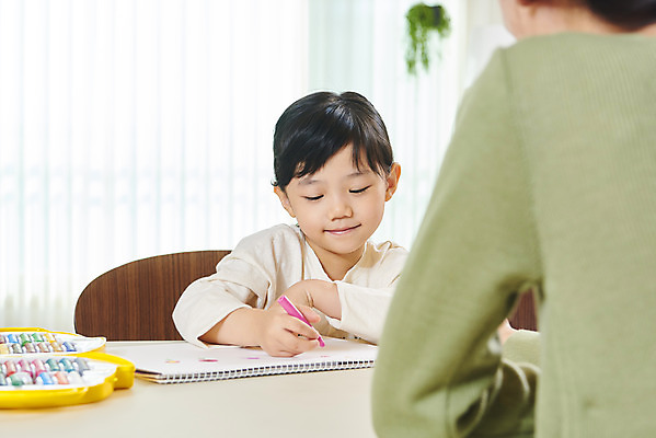포토 JPG 여자 딸 어린이 비즈니스 가족 모녀 엄마 색연필 실내 미술 미소 사람 앉기 상반신 성인 두명 앞모습 뒷모습 30대 화목 한국인 육아 가족라이프 업무 직장인 그리기 스케치북 크레파스 재택근무 여자만 델타변이바이러스 싱글맘 한부모가족 국내포토 직업 라이프스타일 뷰포인트 컨셉 관계 모션 문화예술 학용품 표정 동양인 내부 장년 작업 바이러스 파일형식