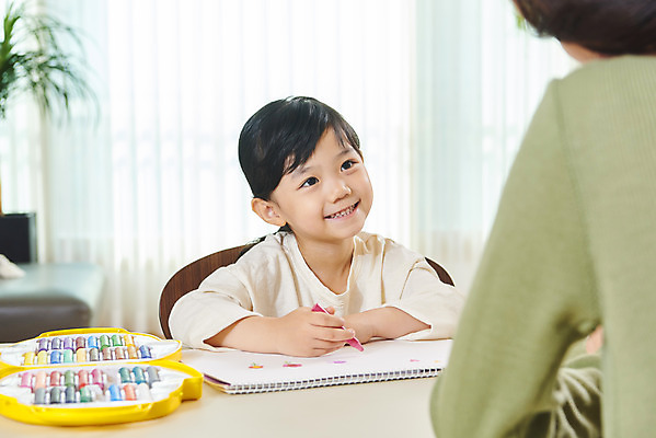 포토 JPG 여자 딸 어린이 비즈니스 가족 모녀 엄마 실내 미술 미소 사람 앉기 상반신 성인 두명 앞모습 뒷모습 30대 화목 한국인 육아 가족라이프 업무 직장인 스케치북 크레파스 재택근무 여자만 델타변이바이러스 싱글맘 한부모가족 국내포토 직업 라이프스타일 뷰포인트 컨셉 관계 모션 문화예술 학용품 표정 동양인 내부 장년 작업 바이러스 파일형식