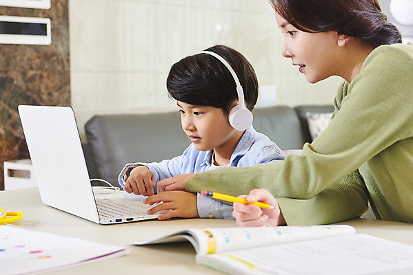 포토 JPG 학생 여자 남자 아들 어린이 비즈니스 가족 엄마 직장 실내 사람 앉기 상반신 성인 두명 옆모습 30대 노트북 연필 헤드셋 한국인 육아 가족라이프 업무 직장인 가르침 집중 재택근무 온라인강의 원격수업 랜선라이프 델타변이바이러스 싱글맘 한부모가족 국내포토 모자관계 직업 라이프스타일 교육 뷰포인트 음향기기 컨셉 회사 관계 모션 학용품 동양인 내부 장년 전자제품 필기구 헤드폰 작업 바이러스 강의 원격 파일형식 언택트