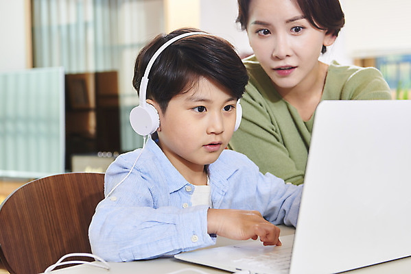 포토 JPG 학생 여자 남자 아들 어린이 회사 비즈니스 가족 엄마 실내 사람 앉기 상반신 성인 두명 옆모습 30대 노트북 연필 헤드셋 한국인 육아 가족라이프 업무 직장인 집중 재택근무 온라인강의 원격수업 랜선라이프 델타변이바이러스 싱글맘 한부모가족 국내포토 모자관계 직업 라이프스타일 교육 뷰포인트 음향기기 컨셉 관계 모션 학용품 동양인 내부 장년 전자제품 필기구 헤드폰 작업 바이러스 강의 원격 파일형식 언택트