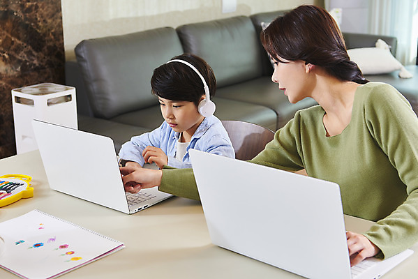 포토 JPG 학생 여자 남자 아들 어린이 비즈니스 가족 엄마 실내 사람 앉기 상반신 성인 두명 옆모습 30대 노트북 연필 헤드셋 한국인 육아 가리킴 가족라이프 업무 직장인 집중 재택근무 온라인강의 원격수업 랜선라이프 델타변이바이러스 싱글맘 한부모가족 국내포토 모자관계 직업 라이프스타일 교육 뷰포인트 음향기기 컨셉 관계 모션 학용품 동양인 손짓 내부 장년 전자제품 필기구 헤드폰 작업 바이러스 강의 원격 파일형식 언택트