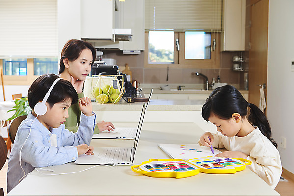 포토 JPG 학생 응시 여자 남자 아들 어린이 비즈니스 가족 엄마 실내 사람 앉기 상반신 성인 옆모습 세명 30대 노트북 연필 헤드셋 한국인 육아 가족라이프 업무 직장인 그리기 집중 스케치북 크레파스 재택근무 온라인강의 원격수업 랜선라이프 델타변이바이러스 국내포토 직업 라이프스타일 시선 교육 뷰포인트 음향기기 컨셉 관계 모션 학용품 동양인 내부 장년 전자제품 필기구 헤드폰 작업 바이러스 강의 원격 파일형식 언택트