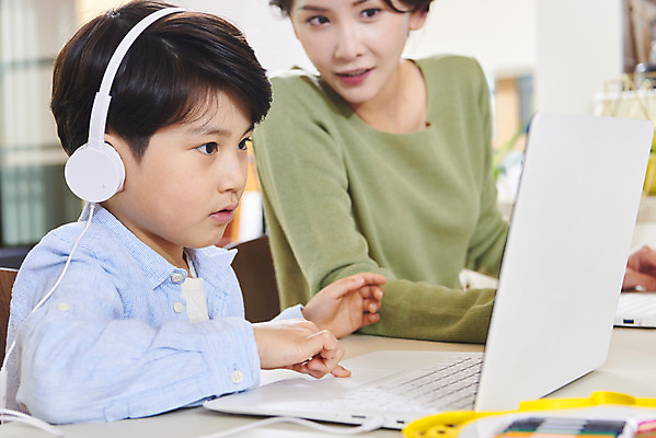 포토 JPG 학생 응시 여자 남자 아들 어린이 비즈니스 가족 엄마 실내 사람 앉기 상반신 성인 두명 옆모습 30대 노트북 연필 헤드셋 한국인 육아 가족라이프 업무 직장인 집중 재택근무 온라인강의 원격수업 랜선라이프 델타변이바이러스 싱글맘 한부모가족 국내포토 모자관계 직업 라이프스타일 시선 교육 뷰포인트 음향기기 컨셉 관계 모션 학용품 동양인 내부 장년 전자제품 필기구 헤드폰 작업 바이러스 강의 원격 파일형식 언택트