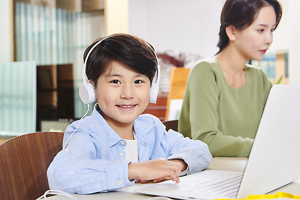 포토 JPG 학생 여자 남자 아들 어린이 비즈니스 가족 엄마 실내 미소 사람 앉기 상반신 성인 두명 앞모습 옆모습 30대 노트북 연필 헤드셋 한국인 육아 가족라이프 업무 직장인 집중 재택근무 온라인강의 원격수업 랜선라이프 델타변이바이러스 싱글맘 한부모가족 국내포토 모자관계 직업 라이프스타일 교육 뷰포인트 음향기기 컨셉 관계 모션 학용품 표정 동양인 내부 장년 전자제품 필기구 헤드폰 작업 바이러스 강의 원격 파일형식 언택트