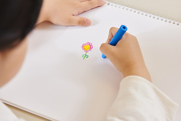 포토 JPG 손 여자 어린이 실내 미술 한명 사람 앉기 소녀 뒷모습 신체부위 한국인 잡기 가족라이프 그리기 스케치북 크레파스 소녀한명만 델타변이바이러스 국내포토 1 라이프스타일 뷰포인트 가족 모션 문화예술 학용품 동양인 내부 바이러스 여자한명만 소녀만 파일형식