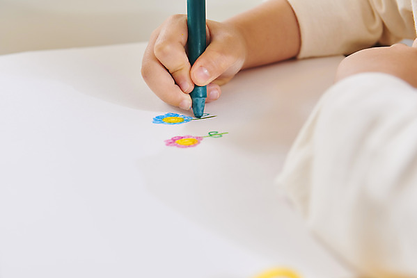 포토 JPG 손 여자 실내 미술 한명 사람 앉기 소녀 옆모습 신체부위 한국인 잡기 가족라이프 그리기 크레파스 소녀한명만 델타변이바이러스 국내포토 1 라이프스타일 어린이 뷰포인트 가족 모션 문화예술 학용품 동양인 내부 바이러스 여자한명만 소녀만 파일형식