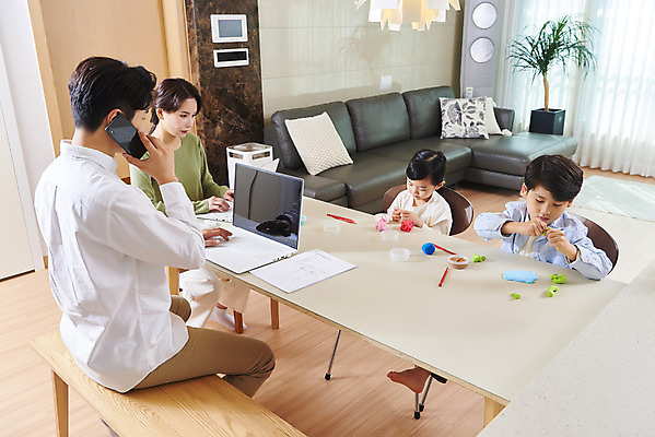 포토 JPG 여자 남자 딸 아들 어린이 비즈니스 가족 놀이 엄마 실내 사람 앉기 여러명 상반신 성인 옆모습 뒷모습 30대 노트북 화목 한국인 육아 가족라이프 업무 직장인 아빠 집중 만들기 점토 통화 재택근무 맞벌이 델타변이바이러스 국내포토 직업 라이프스타일 뷰포인트 다수 컨셉 관계 모션 동양인 내부 장년 전자제품 작업 바이러스 파일형식
