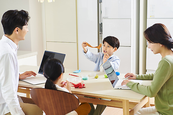 포토 JPG 여자 남자 딸 아들 어린이 비즈니스 가족 놀이 엄마 직장 실내 사람 앉기 여러명 상반신 성인 앞모습 옆모습 뒷모습 30대 노트북 화목 한국인 육아 잡기 가족라이프 업무 직장인 아빠 집중 재택근무 맞벌이 델타변이바이러스 국내포토 직업 라이프스타일 뷰포인트 다수 컨셉 회사 관계 모션 동양인 내부 장년 전자제품 작업 바이러스 파일형식