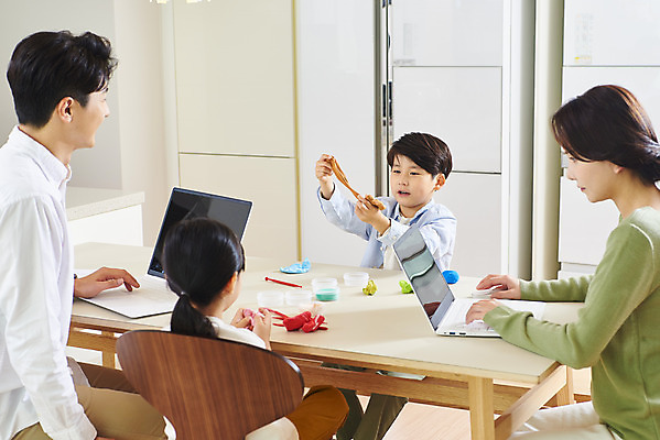 포토 JPG 여자 남자 딸 아들 어린이 비즈니스 가족 놀이 엄마 실내 사람 앉기 여러명 상반신 성인 앞모습 옆모습 뒷모습 30대 노트북 화목 한국인 육아 가족라이프 업무 직장인 아빠 집중 점토 재택근무 맞벌이 델타변이바이러스 국내포토 직업 라이프스타일 뷰포인트 다수 컨셉 관계 모션 동양인 내부 장년 전자제품 작업 바이러스 파일형식