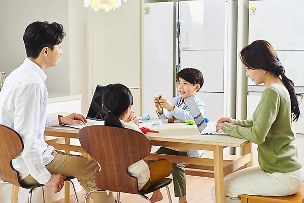 포토 JPG 여자 남자 딸 아들 어린이 비즈니스 가족 놀이 엄마 실내 미소 사람 앉기 여러명 상반신 성인 옆모습 뒷모습 30대 노트북 화목 한국인 육아 잡기 가족라이프 업무 직장인 아빠 점토 재택근무 맞벌이 델타변이바이러스 국내포토 직업 라이프스타일 뷰포인트 다수 컨셉 관계 모션 표정 동양인 내부 장년 전자제품 작업 바이러스 파일형식