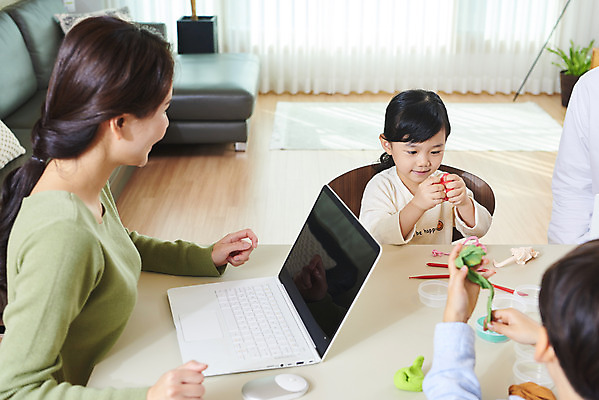 포토 JPG 여자 남자 딸 아들 어린이 비즈니스 가족 놀이 엄마 실내 사람 앉기 여러명 상반신 성인 옆모습 뒷모습 신체부위 30대 노트북 화목 한국인 육아 잡기 가족라이프 업무 직장인 아빠 점토 팔 재택근무 맞벌이 델타변이바이러스 국내포토 직업 라이프스타일 뷰포인트 다수 컨셉 관계 모션 동양인 내부 장년 전자제품 작업 바이러스 파일형식