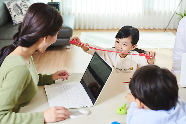 포토 JPG 여자 남자 딸 아들 어린이 비즈니스 가족 놀이 엄마 실내 미소 사람 앉기 여러명 상반신 성인 앞모습 옆모습 뒷모습 30대 노트북 화목 한국인 육아 잡기 가족라이프 업무 직장인 아빠 점토 재택근무 맞벌이 델타변이바이러스 국내포토 직업 라이프스타일 뷰포인트 다수 컨셉 관계 모션 표정 동양인 내부 장년 전자제품 작업 바이러스 파일형식