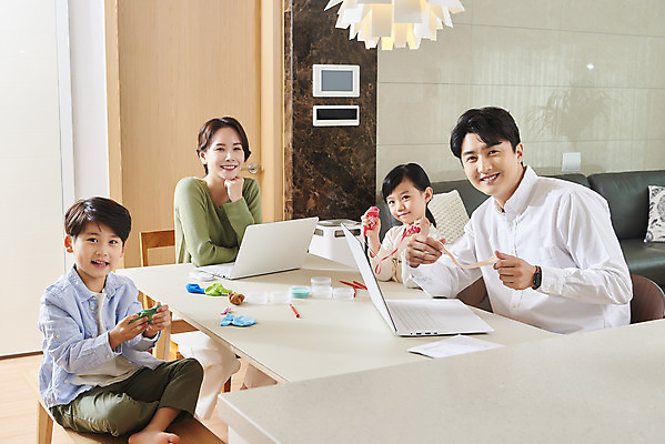 포토 JPG 응시 여자 남자 딸 아들 어린이 비즈니스 가족 놀이 엄마 실내 미소 사람 앉기 여러명 상반신 성인 앞모습 옆모습 30대 노트북 화목 한국인 육아 잡기 가족라이프 업무 직장인 아빠 점토 재택근무 맞벌이 델타변이바이러스 국내포토 직업 라이프스타일 시선 뷰포인트 다수 컨셉 관계 모션 표정 동양인 내부 장년 전자제품 작업 바이러스 파일형식