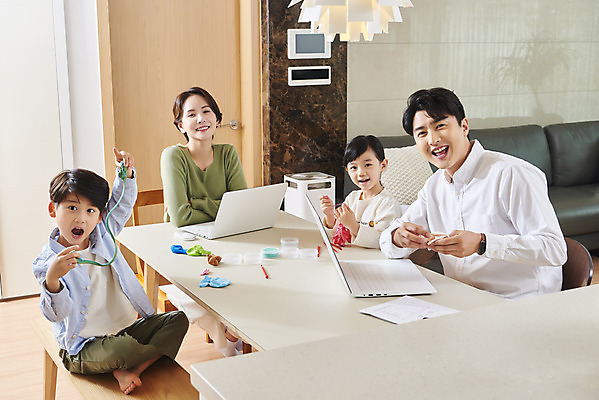 포토 JPG 전신 여자 남자 딸 아들 어린이 비즈니스 가족 놀이 엄마 실내 미소 사람 앉기 여러명 상반신 성인 앞모습 옆모습 30대 노트북 화목 한국인 육아 잡기 가족라이프 업무 직장인 아빠 점토 재택근무 맞벌이 델타변이바이러스 국내포토 직업 라이프스타일 뷰포인트 다수 컨셉 관계 모션 표정 동양인 내부 장년 전자제품 작업 바이러스 파일형식