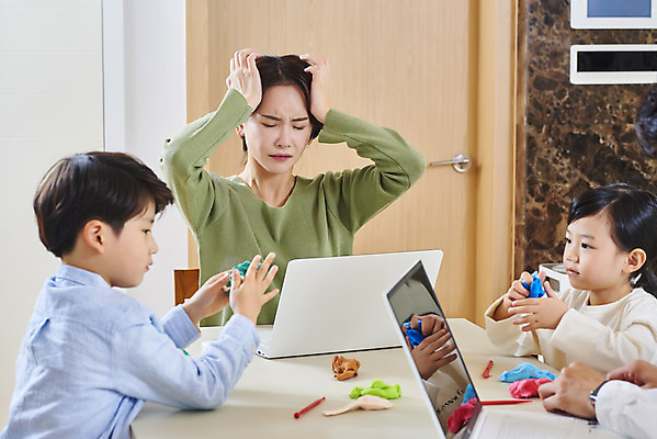 포토 JPG 손 여자 남자 딸 아들 어린이 비즈니스 가족 놀이 엄마 실내 피곤 사람 앉기 상반신 성인 앞모습 옆모습 신체부위 세명 30대 노트북 눈감음 한국인 육아 잡기 가족라이프 업무 직장인 찡그림 아빠 두통 점토 재택근무 델타변이바이러스 국내포토 직업 라이프스타일 뷰포인트 컨셉 관계 모션 표정 동양인 내부 장년 전자제품 작업 바이러스 질병 파일형식