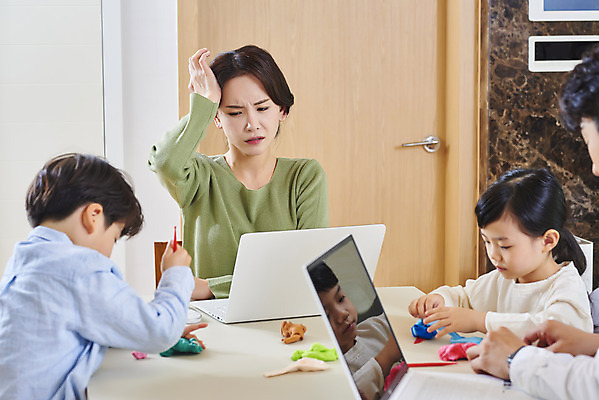 포토 JPG 여자 남자 딸 아들 어린이 비즈니스 가족 놀이 엄마 실내 피곤 사람 앉기 여러명 상반신 성인 앞모습 옆모습 30대 노트북 한국인 육아 잡기 가족라이프 업무 직장인 찡그림 아빠 두통 점토 재택근무 델타변이바이러스 국내포토 직업 라이프스타일 뷰포인트 다수 컨셉 관계 모션 표정 동양인 내부 장년 전자제품 작업 바이러스 질병 파일형식