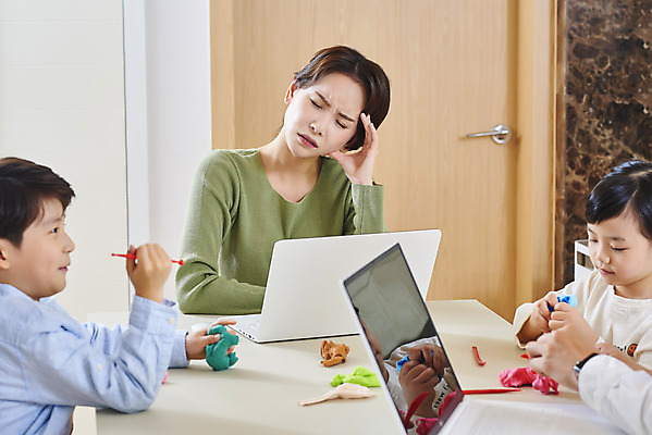 포토 JPG 손 여자 남자 딸 아들 어린이 비즈니스 가족 놀이 엄마 실내 피곤 사람 앉기 상반신 성인 앞모습 옆모습 신체부위 세명 30대 노트북 눈감음 한국인 육아 잡기 가족라이프 업무 직장인 두통 점토 재택근무 델타변이바이러스 국내포토 직업 라이프스타일 뷰포인트 컨셉 관계 모션 동양인 내부 장년 전자제품 작업 바이러스 질병 파일형식