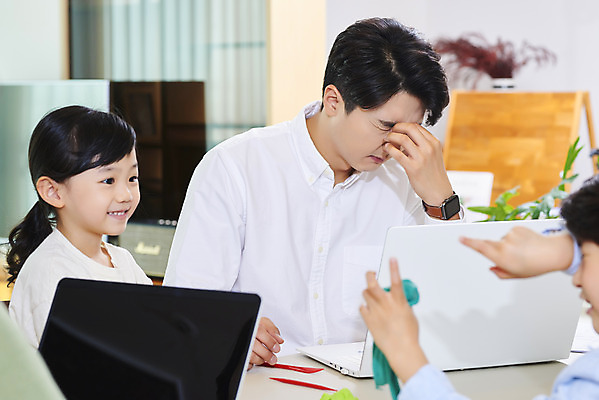 포토 JPG 여자 남자 딸 아들 어린이 비즈니스 가족 놀이 실내 피곤 사람 앉기 상반신 성인 옆모습 세명 30대 노트북 한국인 육아 가족라이프 업무 직장인 찡그림 아빠 점토 재택근무 맞벌이 눈비비기 델타변이바이러스 국내포토 직업 라이프스타일 뷰포인트 컨셉 관계 모션 표정 동양인 내부 장년 전자제품 작업 바이러스 파일형식