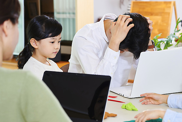 포토 JPG 손 여자 남자 딸 어린이 비즈니스 가족 놀이 엄마 실내 피곤 사람 앉기 여러명 상반신 성인 옆모습 신체부위 30대 노트북 한국인 육아 가족라이프 업무 직장인 아빠 집중 점토 재택근무 맞벌이 델타변이바이러스 국내포토 직업 라이프스타일 뷰포인트 다수 컨셉 관계 모션 동양인 내부 장년 전자제품 작업 바이러스 파일형식