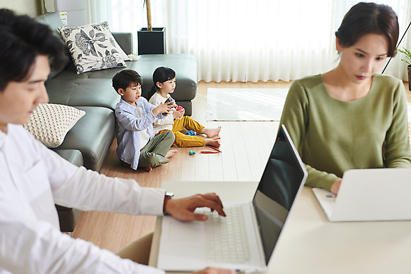 포토 JPG 전신 여자 남자 딸 아들 어린이 비즈니스 가족 놀이 엄마 실내 사람 앉기 여러명 상반신 성인 앞모습 옆모습 30대 노트북 화목 한국인 육아 가족라이프 업무 직장인 아빠 집중 재택근무 델타변이바이러스 국내포토 직업 라이프스타일 뷰포인트 다수 컨셉 관계 모션 동양인 내부 장년 전자제품 작업 바이러스 파일형식