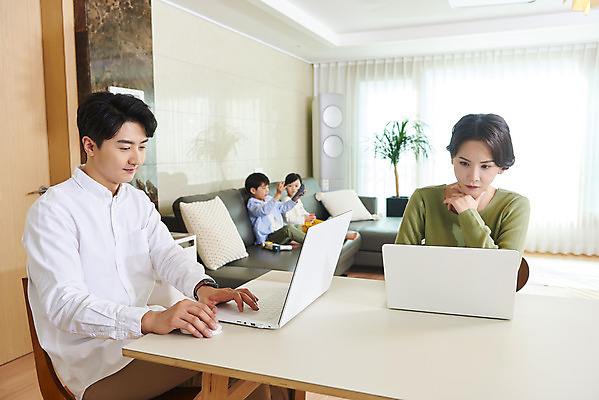 포토 JPG 전신 여자 남자 딸 아들 어린이 비즈니스 가족 엄마 실내 사람 앉기 여러명 상반신 성인 앞모습 옆모습 30대 노트북 소파 턱괴기 화목 한국인 육아 가족라이프 업무 직장인 아빠 집중 재택근무 맞벌이 델타변이바이러스 국내포토 직업 라이프스타일 뷰포인트 다수 컨셉 의자 관계 모션 동양인 내부 장년 전자제품 작업 바이러스 파일형식