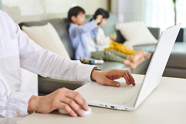 포토 JPG 전신 손 여자 남자 딸 아들 어린이 비즈니스 가족 실내 사람 앉기 성인 옆모습 신체부위 세명 30대 노트북 소파 화목 한국인 육아 가족라이프 업무 직장인 아빠 재택근무 남자만 델타변이바이러스 국내포토 직업 라이프스타일 뷰포인트 컨셉 의자 관계 모션 동양인 내부 장년 전자제품 작업 바이러스 파일형식