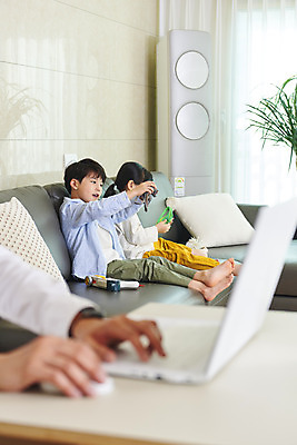 포토 JPG 전신 손 여자 남자 딸 아들 어린이 비즈니스 가족 놀이 실내 사람 앉기 성인 옆모습 신체부위 세명 30대 노트북 소파 화목 한국인 육아 가족라이프 업무 직장인 아빠 재택근무 남자만 델타변이바이러스 국내포토 직업 라이프스타일 뷰포인트 컨셉 의자 관계 모션 동양인 내부 장년 전자제품 작업 바이러스 파일형식