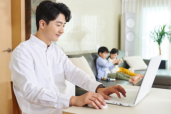 포토 JPG 전신 여자 남자 딸 아들 어린이 비즈니스 가족 놀이 실내 미소 사람 앉기 상반신 성인 옆모습 세명 30대 노트북 소파 화목 한국인 육아 가족라이프 업무 직장인 아빠 집중 재택근무 델타변이바이러스 국내포토 직업 라이프스타일 뷰포인트 컨셉 의자 관계 모션 표정 동양인 내부 장년 전자제품 작업 바이러스 파일형식