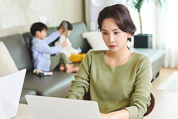 포토 JPG 전신 여자 남자 딸 아들 어린이 비즈니스 가족 놀이 엄마 실내 사람 앉기 상반신 성인 앞모습 옆모습 세명 30대 노트북 소파 화목 한국인 육아 가족라이프 업무 직장인 집중 재택근무 델타변이바이러스 국내포토 직업 라이프스타일 뷰포인트 컨셉 의자 관계 모션 동양인 내부 장년 전자제품 작업 바이러스 파일형식