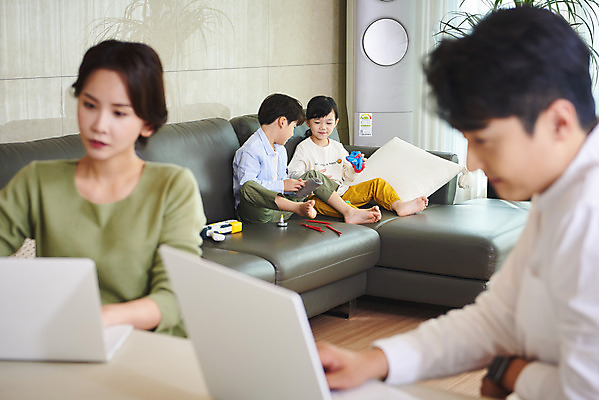 포토 JPG 전신 여자 남자 딸 아들 어린이 비즈니스 가족 놀이 엄마 실내 사람 앉기 여러명 상반신 성인 앞모습 옆모습 30대 노트북 화목 한국인 육아 가족라이프 업무 직장인 아빠 집중 재택근무 맞벌이 델타변이바이러스 국내포토 직업 라이프스타일 뷰포인트 다수 컨셉 관계 모션 동양인 내부 장년 전자제품 작업 바이러스 파일형식
