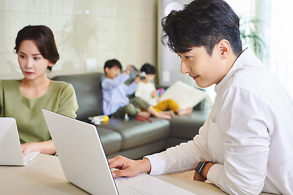 포토 JPG 전신 여자 남자 딸 아들 어린이 비즈니스 가족 놀이 엄마 실내 사람 앉기 여러명 상반신 성인 옆모습 30대 노트북 소파 화목 한국인 육아 가족라이프 업무 직장인 아빠 집중 재택근무 맞벌이 델타변이바이러스 국내포토 직업 라이프스타일 뷰포인트 다수 컨셉 의자 관계 모션 동양인 내부 장년 전자제품 작업 바이러스 파일형식