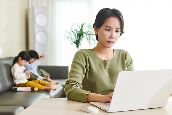 포토 JPG 전신 여자 남자 딸 아들 어린이 비즈니스 가족 놀이 엄마 실내 사람 앉기 상반신 성인 앞모습 옆모습 세명 30대 노트북 소파 화목 한국인 육아 가족라이프 업무 직장인 집중 재택근무 델타변이바이러스 국내포토 직업 라이프스타일 뷰포인트 컨셉 의자 관계 모션 동양인 내부 장년 전자제품 작업 바이러스 파일형식
