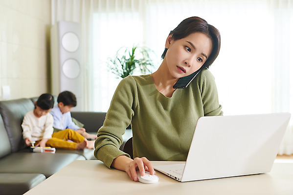 포토 JPG 전신 여자 남자 딸 아들 어린이 비즈니스 가족 놀이 엄마 실내 들기 사람 앉기 상반신 성인 앞모습 옆모습 세명 30대 노트북 스마트폰 소파 화목 한국인 육아 가족라이프 업무 직장인 집중 통화 재택근무 델타변이바이러스 국내포토 직업 라이프스타일 뷰포인트 컨셉 의자 관계 모션 동양인 내부 장년 전자제품 핸드폰 스마트기기 작업 바이러스 파일형식
