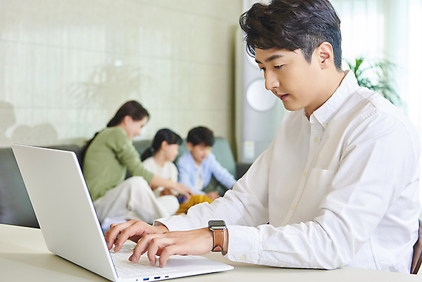 포토 JPG 여자 남자 딸 아들 어린이 비즈니스 가족 놀이 엄마 실내 사람 앉기 여러명 상반신 성인 옆모습 30대 노트북 소파 화목 한국인 육아 가족라이프 업무 직장인 아빠 집중 재택근무 델타변이바이러스 국내포토 직업 라이프스타일 뷰포인트 다수 컨셉 의자 관계 모션 동양인 내부 장년 전자제품 작업 바이러스 파일형식