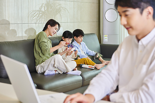 포토 JPG 전신 여자 남자 딸 아들 어린이 비즈니스 가족 놀이 엄마 실내 미소 사람 앉기 여러명 상반신 성인 옆모습 30대 노트북 소파 화목 한국인 육아 가족라이프 업무 직장인 아빠 집중 재택근무 델타변이바이러스 국내포토 직업 라이프스타일 뷰포인트 다수 컨셉 의자 관계 모션 표정 동양인 내부 장년 전자제품 작업 바이러스 파일형식