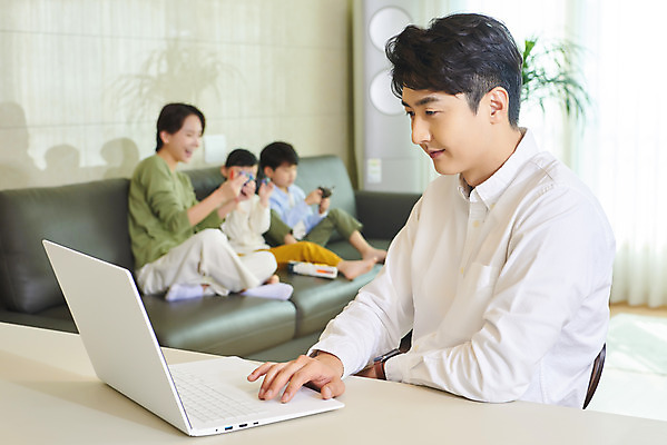 포토 JPG 전신 여자 남자 딸 아들 어린이 비즈니스 가족 놀이 엄마 실내 미소 사람 앉기 여러명 상반신 성인 옆모습 30대 노트북 소파 화목 한국인 육아 가족라이프 업무 직장인 아빠 집중 재택근무 델타변이바이러스 국내포토 직업 라이프스타일 뷰포인트 다수 컨셉 의자 관계 모션 표정 동양인 내부 장년 전자제품 작업 바이러스 파일형식