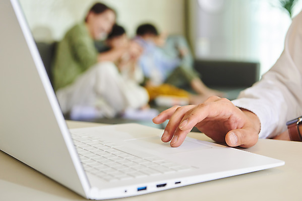 포토 JPG 전신 손 여자 남자 딸 아들 어린이 비즈니스 가족 놀이 엄마 실내 사람 앉기 여러명 성인 옆모습 아웃포커스 신체부위 30대 노트북 소파 화목 한국인 육아 가족라이프 업무 직장인 아빠 재택근무 델타변이바이러스 국내포토 직업 라이프스타일 뷰포인트 다수 컨셉 의자 관계 모션 촬영기법 동양인 내부 장년 전자제품 작업 바이러스 파일형식