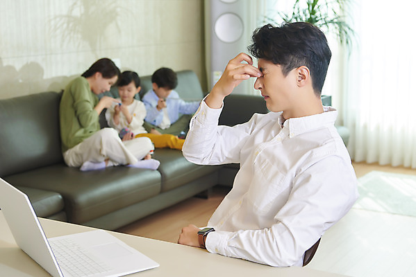 포토 JPG 여자 남자 딸 아들 어린이 비즈니스 가족 놀이 엄마 실내 피곤 사람 앉기 여러명 상반신 성인 옆모습 30대 노트북 소파 고통 한국인 육아 가족라이프 업무 직장인 찡그림 아빠 재택근무 눈비비기 델타변이바이러스 국내포토 직업 라이프스타일 감정 뷰포인트 다수 컨셉 의자 관계 모션 표정 동양인 내부 장년 전자제품 작업 바이러스 파일형식