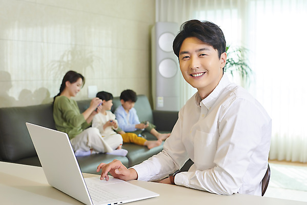 포토 JPG 여자 남자 딸 아들 어린이 비즈니스 가족 놀이 엄마 실내 미소 사람 앉기 여러명 상반신 성인 앞모습 30대 소파 화목 한국인 육아 가족라이프 업무 직장인 아빠 재택근무 델타변이바이러스 국내포토 직업 라이프스타일 뷰포인트 다수 컨셉 의자 관계 모션 표정 동양인 내부 장년 작업 바이러스 파일형식