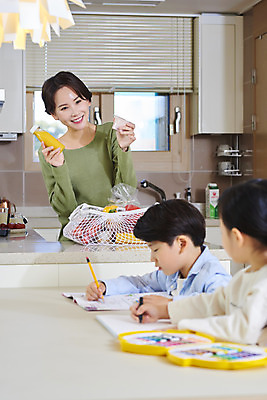 포토 JPG 응시 여자 남자 딸 아들 어린이 가족 엄마 디저트 실내 미소 들기 사람 앉기 상반신 성인 앞모습 옆모습 세명 30대 연필 주방 화목 한국인 육아 가족라이프 업무 직장인 크레파스 재택근무 간식시간 델타변이바이러스 국내포토 직업 라이프스타일 시선 음식 뷰포인트 컨셉 비즈니스 관계 모션 학용품 표정 동양인 내부 장년 필기구 작업 바이러스 파일형식