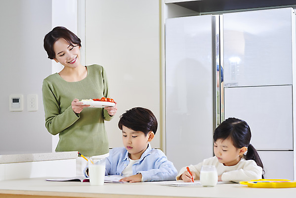 포토 JPG 여자 남자 딸 아들 어린이 가족 엄마 디저트 실내 서기 미소 들기 사람 상반신 성인 앞모습 세명 30대 연필 주방 화목 한국인 육아 가족라이프 업무 직장인 재택근무 델타변이바이러스 국내포토 직업 라이프스타일 음식 뷰포인트 컨셉 비즈니스 관계 모션 학용품 표정 동양인 내부 장년 필기구 작업 바이러스 파일형식