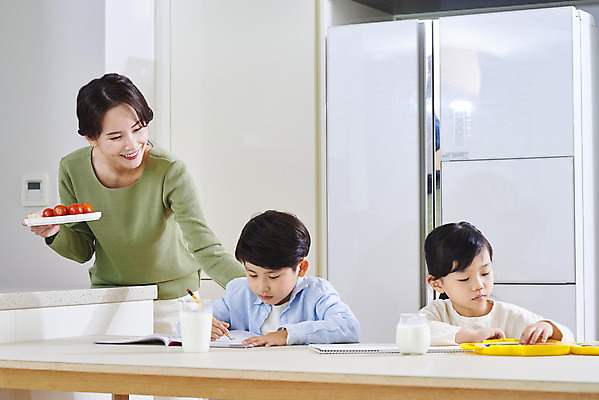 포토 JPG 접시 여자 남자 딸 아들 어린이 가족 엄마 디저트 실내 미술 서기 미소 들기 사람 상반신 성인 앞모습 세명 30대 연필 주방 화목 한국인 육아 가족라이프 업무 직장인 재택근무 델타변이바이러스 국내포토 직업 라이프스타일 식기 음식 뷰포인트 컨셉 비즈니스 관계 모션 문화예술 학용품 표정 동양인 내부 장년 필기구 작업 바이러스 파일형식