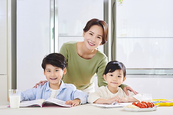 포토 JPG 여자 남자 딸 아들 어린이 가족 엄마 디저트 실내 서기 미소 사람 상반신 성인 앞모습 세명 30대 연필 주방 화목 한국인 육아 가족라이프 업무 직장인 재택근무 간식시간 어깨에손 델타변이바이러스 국내포토 직업 라이프스타일 음식 뷰포인트 컨셉 비즈니스 관계 모션 학용품 표정 동양인 내부 장년 필기구 작업 바이러스 파일형식