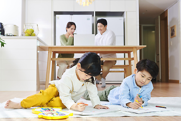 포토 JPG 전신 여자 남자 딸 아들 어린이 엎드리기 비즈니스 가족 놀이 엄마 실내 미술 사람 앉기 여러명 상반신 성인 앞모습 30대 화목 한국인 육아 가족라이프 업무 직장인 그리기 아빠 크레파스 재택근무 맞벌이 델타변이바이러스 국내포토 직업 라이프스타일 뷰포인트 다수 컨셉 관계 모션 문화예술 학용품 동양인 내부 장년 작업 바이러스 파일형식
