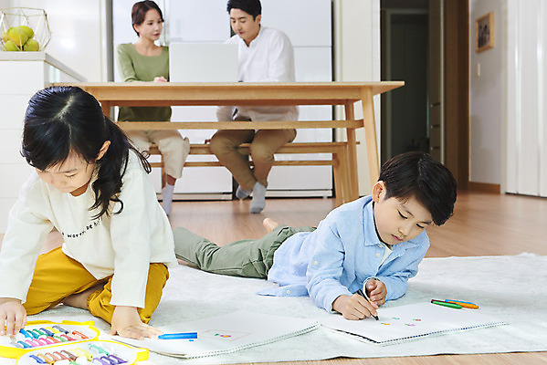 포토 JPG 전신 여자 남자 딸 아들 어린이 엎드리기 비즈니스 가족 놀이 엄마 실내 미술 사람 앉기 여러명 상반신 성인 앞모습 옆모습 30대 화목 한국인 육아 가족라이프 업무 직장인 그리기 아빠 크레파스 재택근무 맞벌이 델타변이바이러스 국내포토 직업 라이프스타일 뷰포인트 다수 컨셉 관계 모션 문화예술 학용품 동양인 내부 장년 작업 바이러스 파일형식