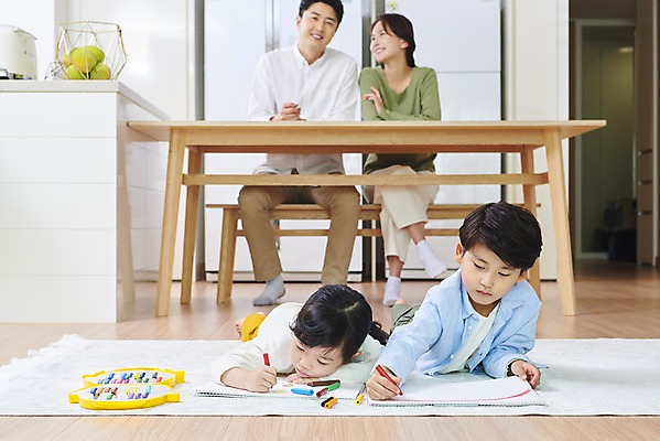 포토 JPG 전신 여자 남자 딸 아들 어린이 엎드리기 비즈니스 가족 엄마 실내 미술 사람 앉기 여러명 상반신 성인 앞모습 30대 화목 한국인 육아 가족라이프 업무 직장인 그리기 아빠 크레파스 재택근무 델타변이바이러스 국내포토 직업 라이프스타일 뷰포인트 다수 컨셉 관계 모션 문화예술 학용품 동양인 내부 장년 작업 바이러스 파일형식