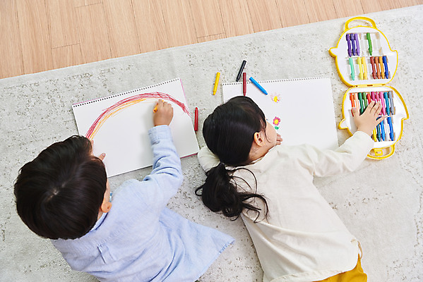 포토 JPG 여자 남자 딸 아들 어린이 엎드리기 가족 실내 미술 사람 앉기 소녀 소년 상반신 두명 뒷모습 하이앵글 화목 한국인 가족라이프 그리기 스케치북 크레파스 어린이만 델타변이바이러스 국내포토 라이프스타일 뷰포인트 컨셉 관계 모션 문화예술 학용품 동양인 내부 바이러스 파일형식